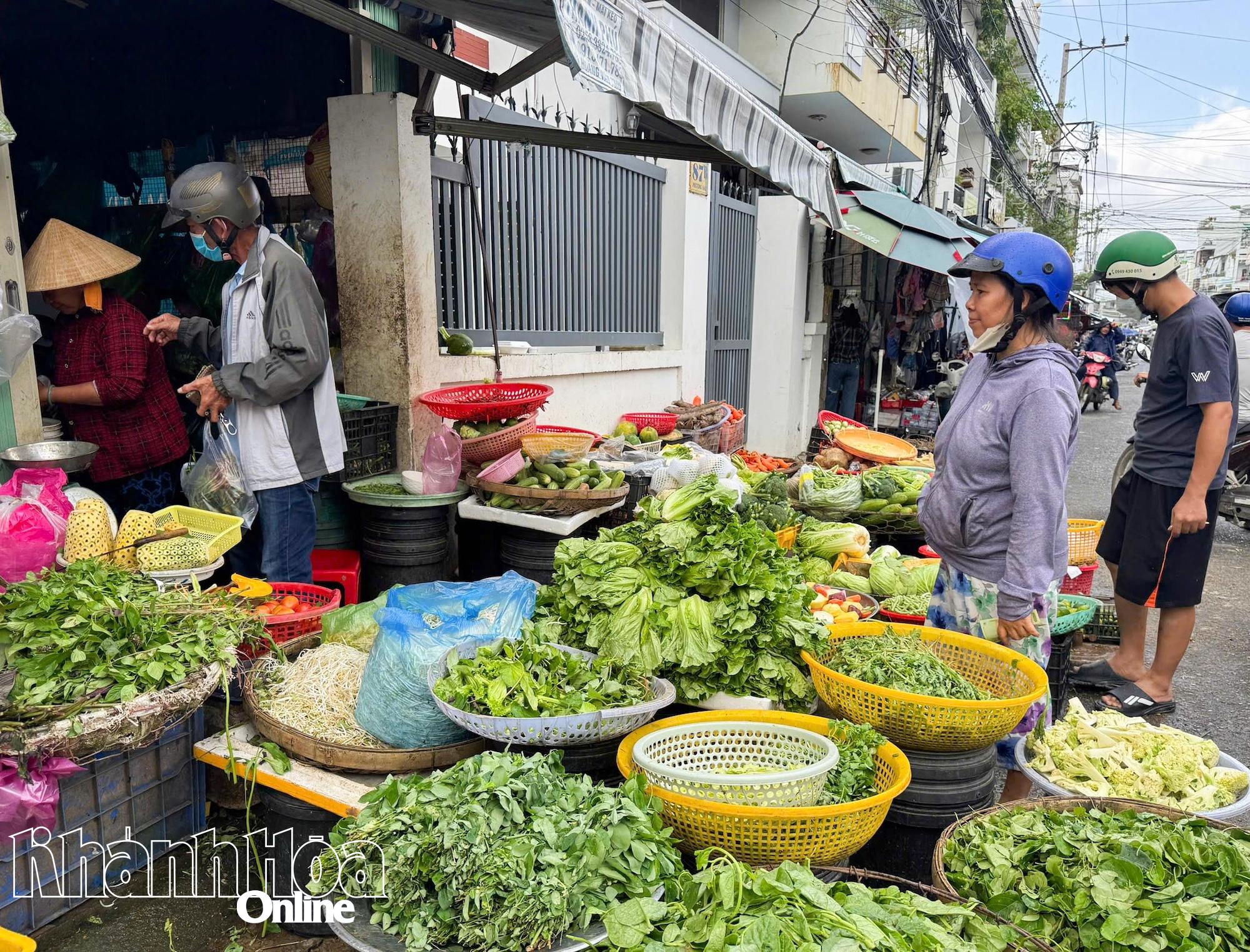 Some types of vegetables increased in price locally due to the impact of floods.