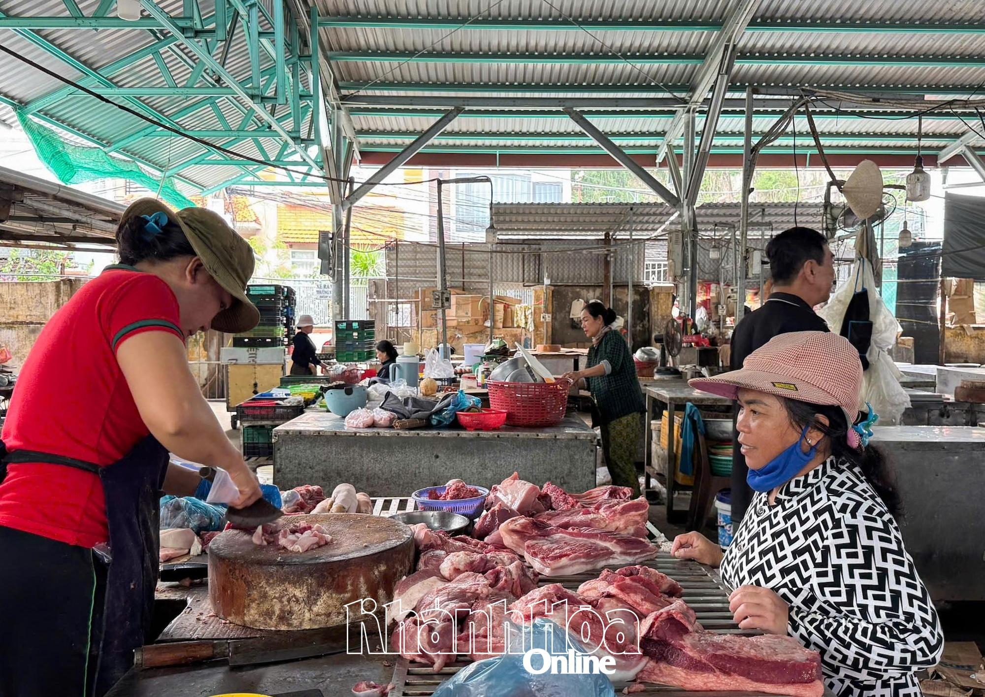 People buy pork at Phuong Son market (Tay Nha Trang ward).