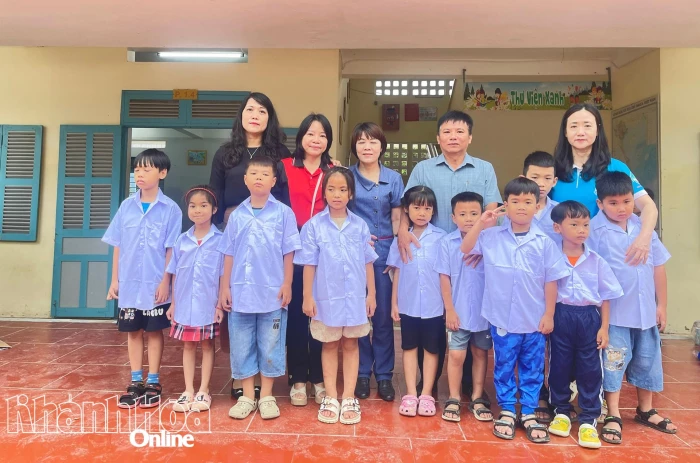 Báo và Phát thanh, Truyền hình Khánh Hòa cùng Hội Liên hiệp Phụ nữ tỉnh trao đồng phục và quà tại một số trường