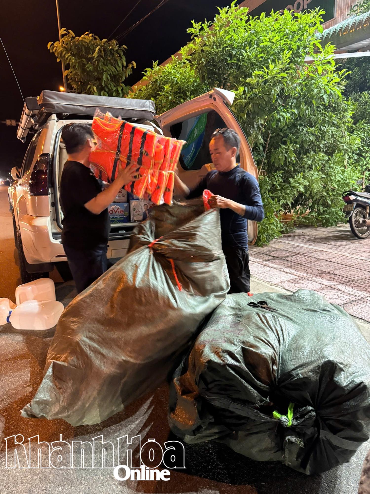 Các thành viên Câu lạc bộ PNF chuẩn bị áo phao và nước cứu hộ người dân.