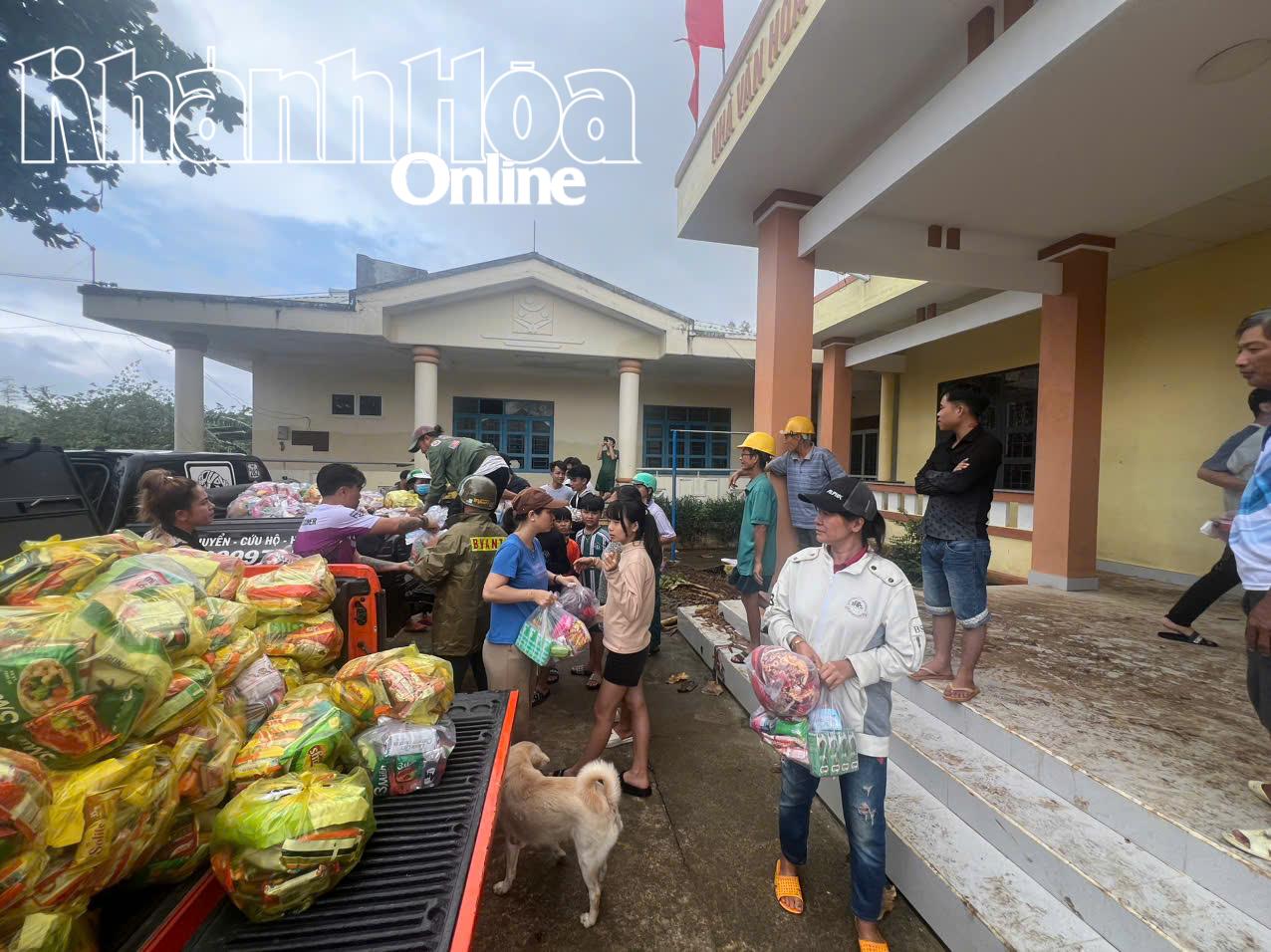 Đoàn PNF trao quà cho người dân bị ảnh hưởng bởi mưa lũ tại xã Khánh Vĩnh.