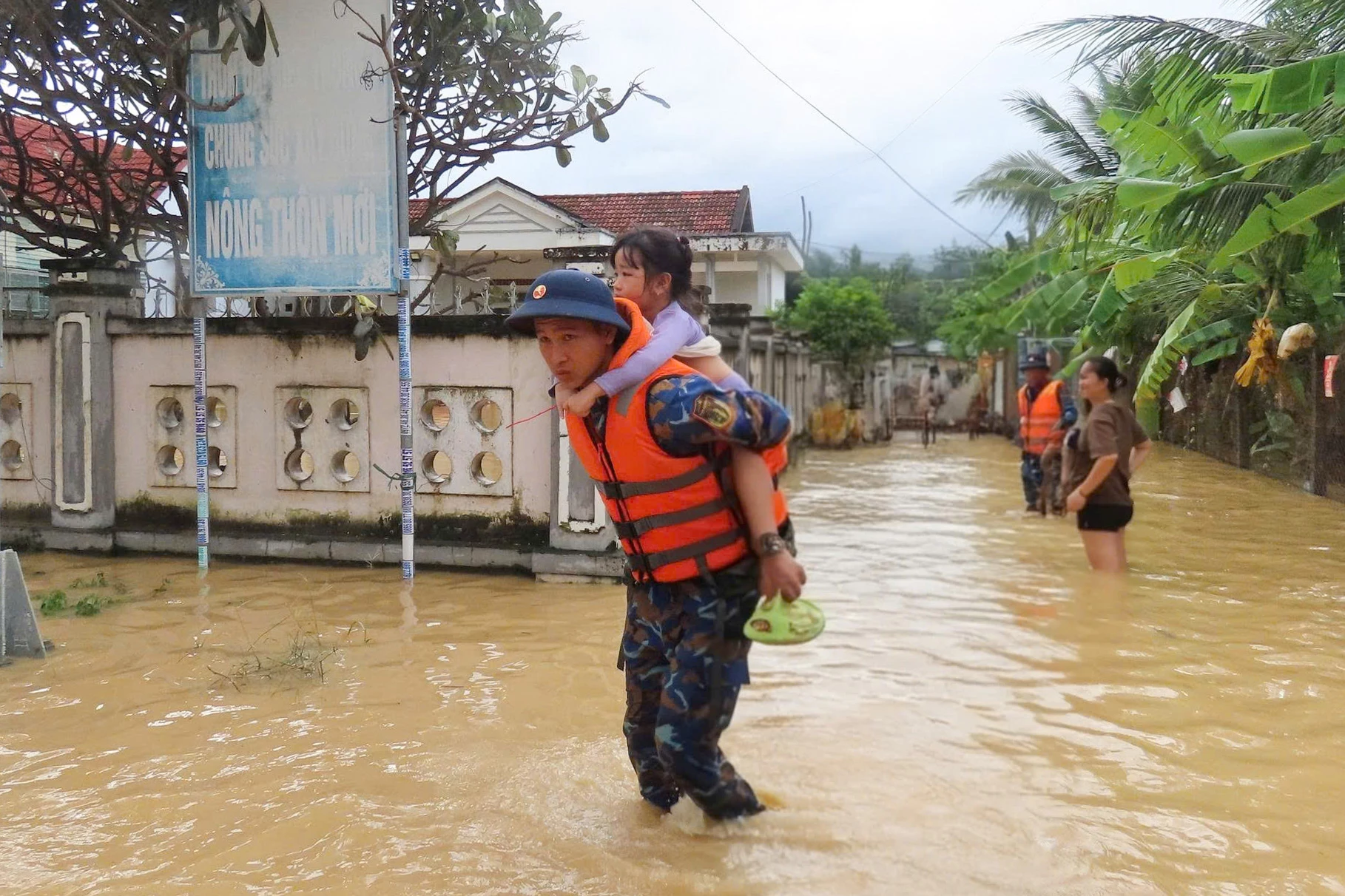 Cán bộ, chiến sĩ Trung tâm Huấn luyện Vùng 4 Hải quân đưa người dân đến nơi an toàn.
