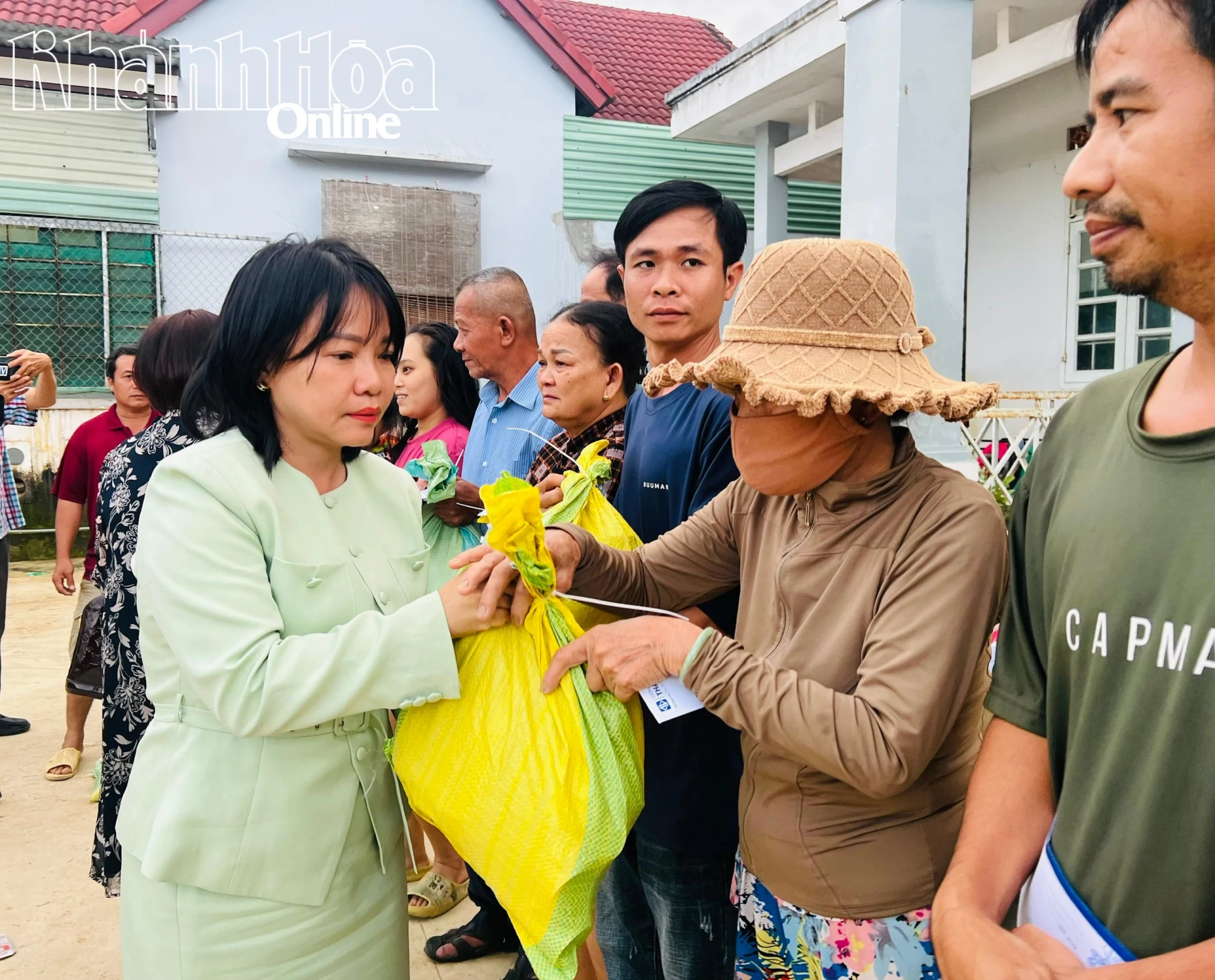 Bà Thái Thị Lệ Hằng - Giám đốc Báo và Phát thanh, Truyền hình Khánh Hòa trao quà cho người dân xóm miếu Củ Chi.