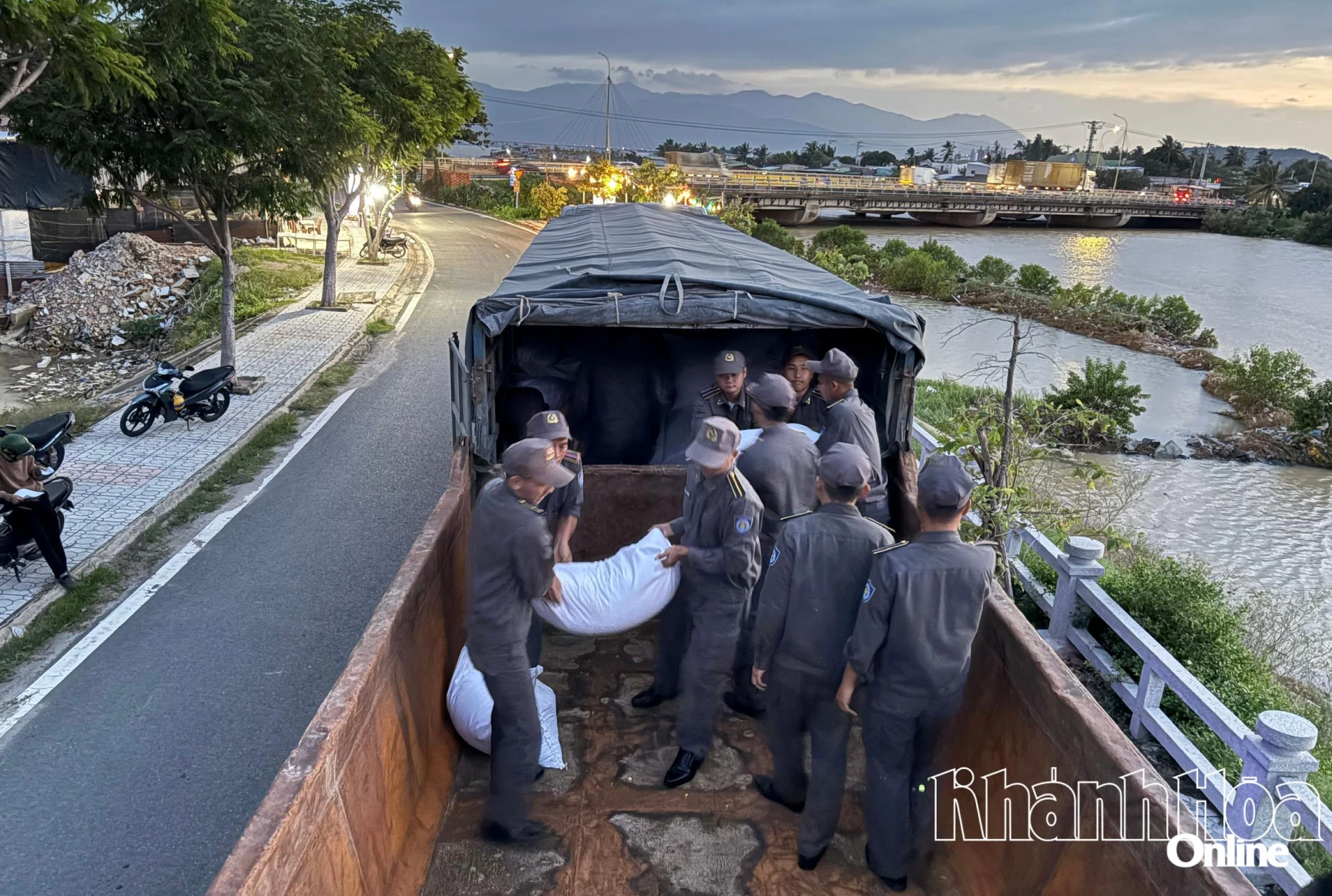 phường Ba Ngòi đã tiếp nhận 27.450 kg gạo từ dự trữ Quốc gia hỗ trợ người dân bị thiệt hại do mưa lũ