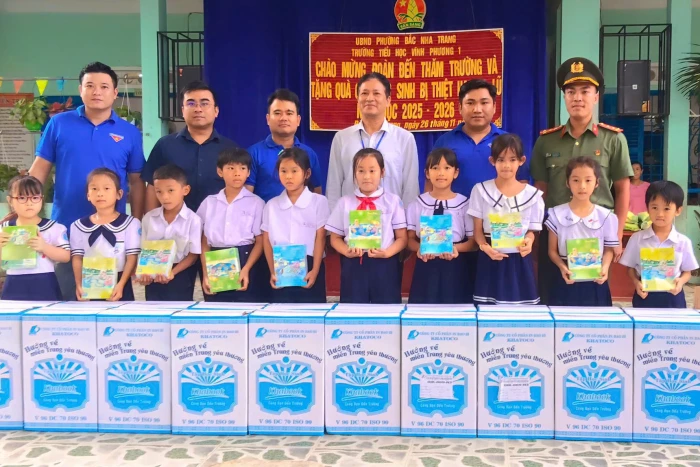 Các cơ sở đoàn tặng 25.000 cuốn vở cho học sinh các địa phương