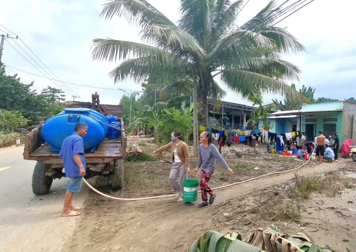 Người dân khu vực Khánh Vĩnh thiếu nước sinh hoạt sau lũ