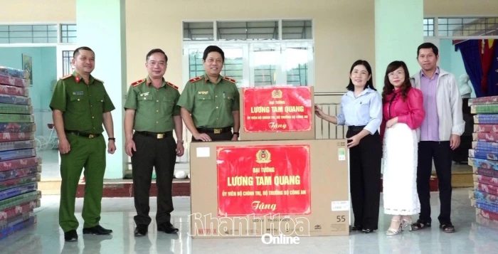 Đoàn công tác Bộ Công an thăm, tặng quà cơ sở giáo dục và người dân xã Nam Khánh Vĩnh