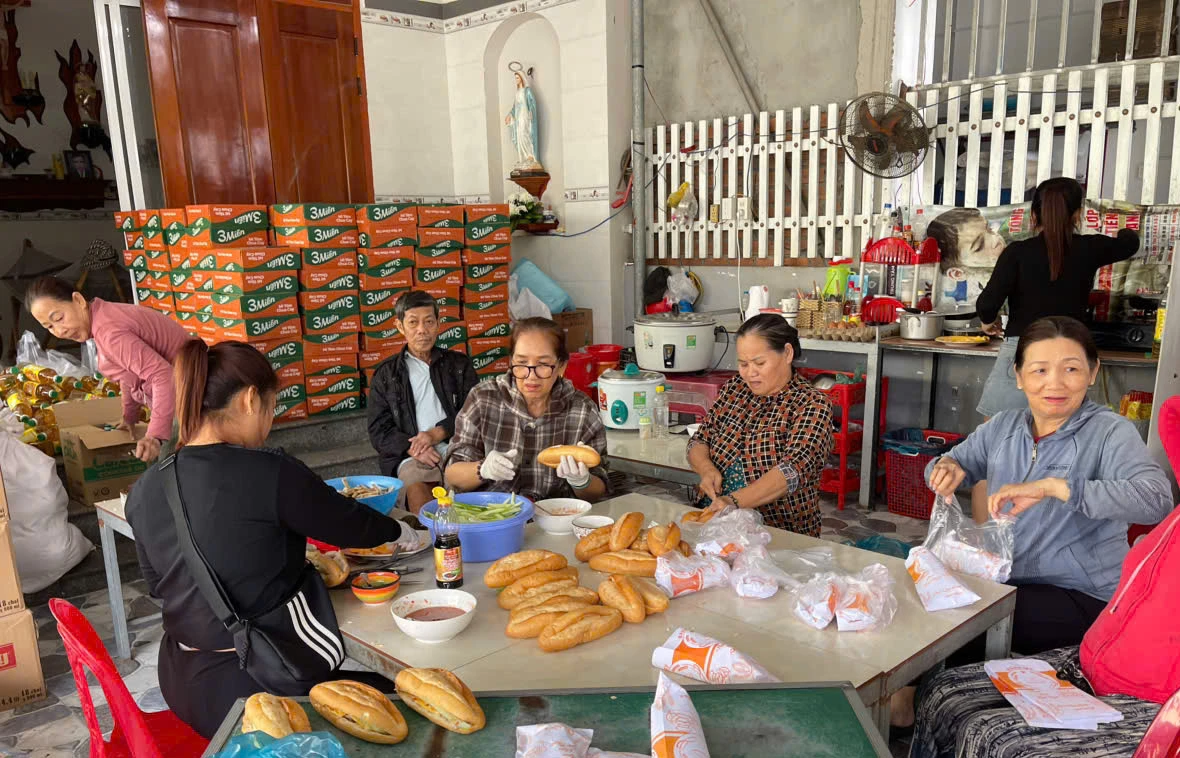 Phụ nữ xã Cam Lâm tham gia hỗ trợ chuẩn bị các suất ăn gửi đến người dân.
