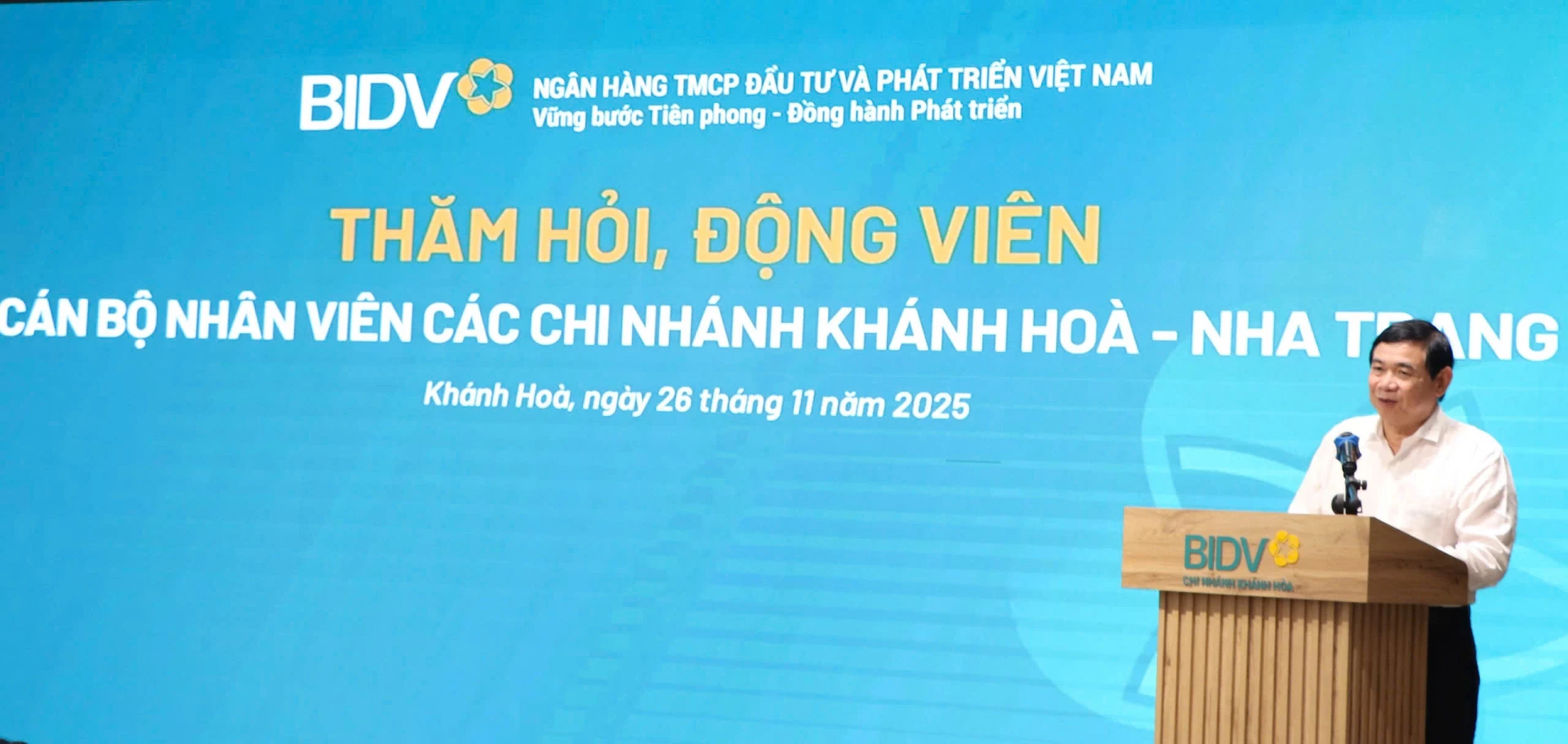 Chủ tịch Hội đồng quản trị BIDV Phan Đức Tú biểu dương các chi nhánh đã kịp thời hỗ trợ người lao động bị thiệt hại ngay sau mưa lũ.