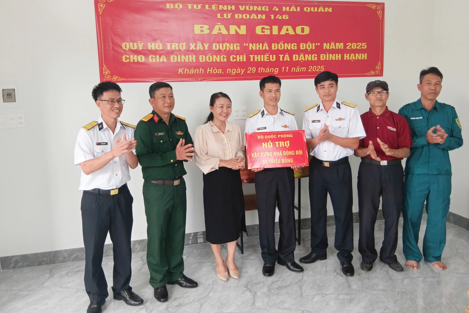 Đại diện lữ đoàn bàn giao kinh phí hỗ trợ Nhà đồng đội cho quân nhân.