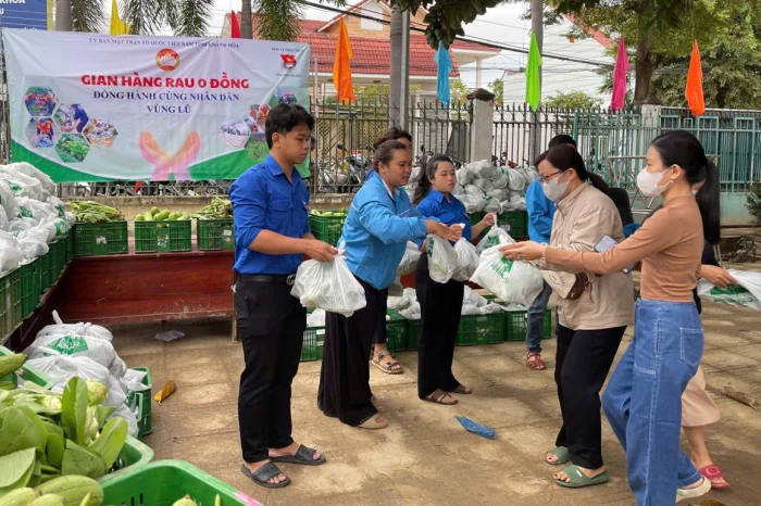 Gian hàng rau 0 đồng cung cấp hơn 68 tấn rau miễn phí cho người dân