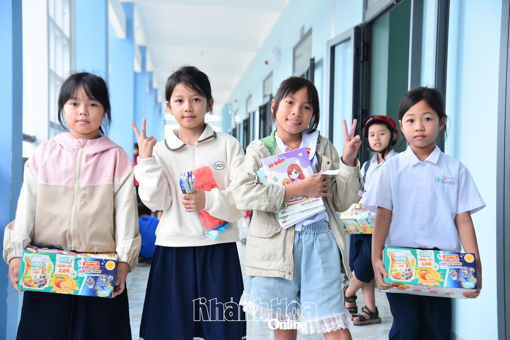 Các học sinh thích thú với món quà được trao.