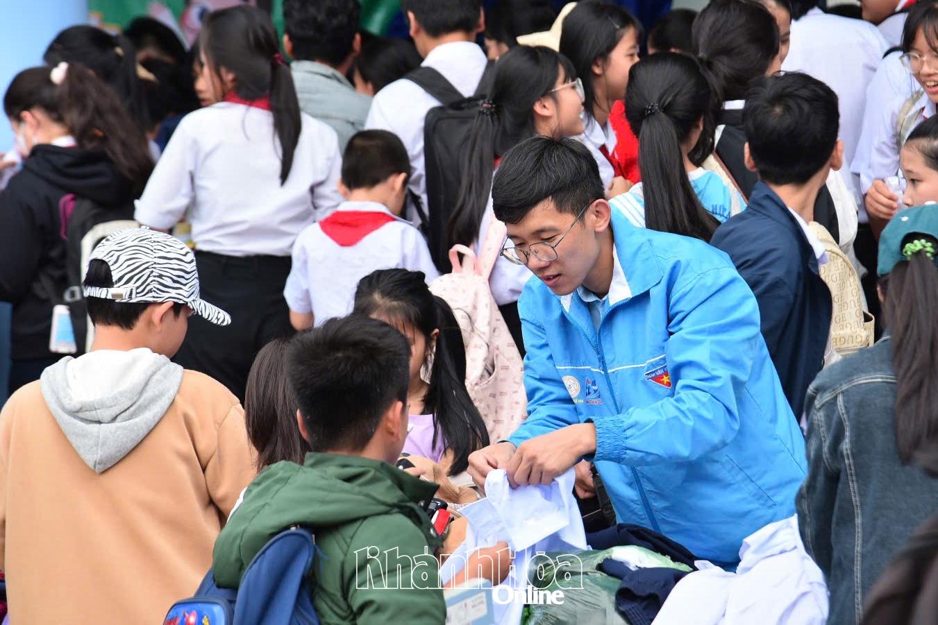 Các học sinh nhận đồng phục học sinh miễn phí.