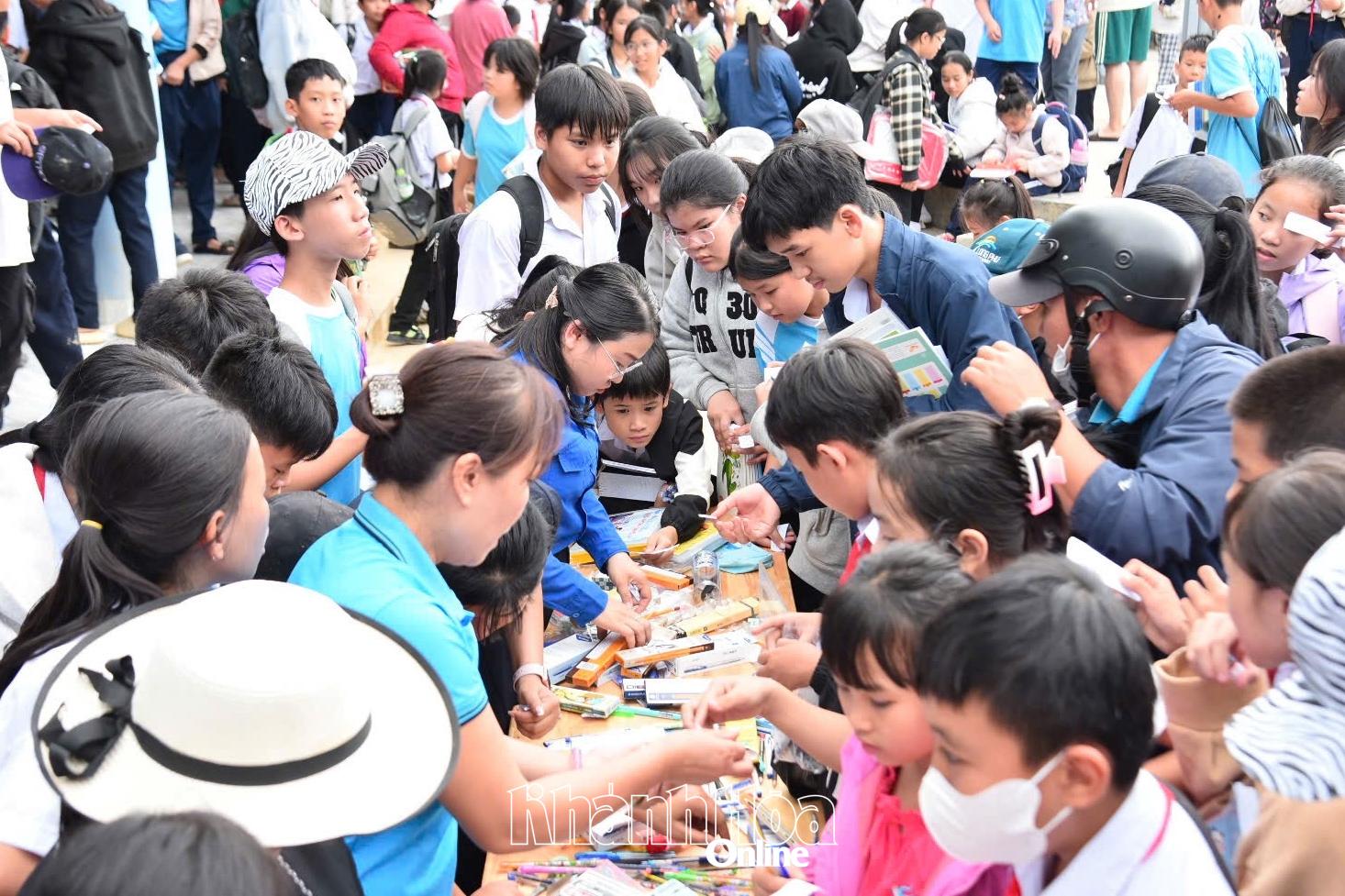 Đông đảo đội viên, học sinh được nhận dụng cụ học tập, tập vở... miễn phí.