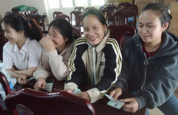 Xã Tây Khánh Sơn hoàn thành việc chi tiền hỗ trợ người dân ảnh hưởng bởi mưa lũ