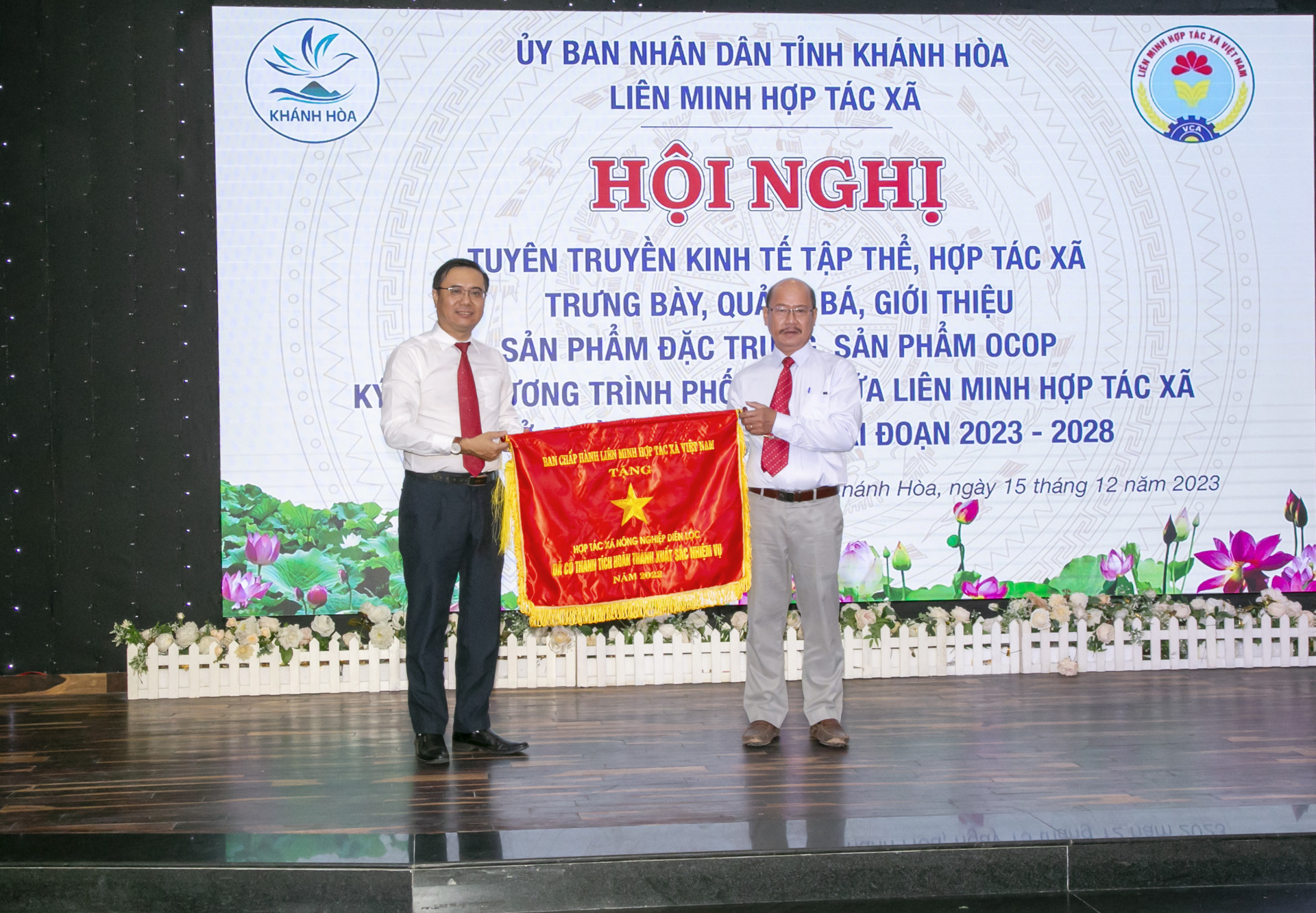 HTX nông nghiệp Diên Lộc đón cờ thi đua xuất sắc của Liên Minh HTX Việt Nam