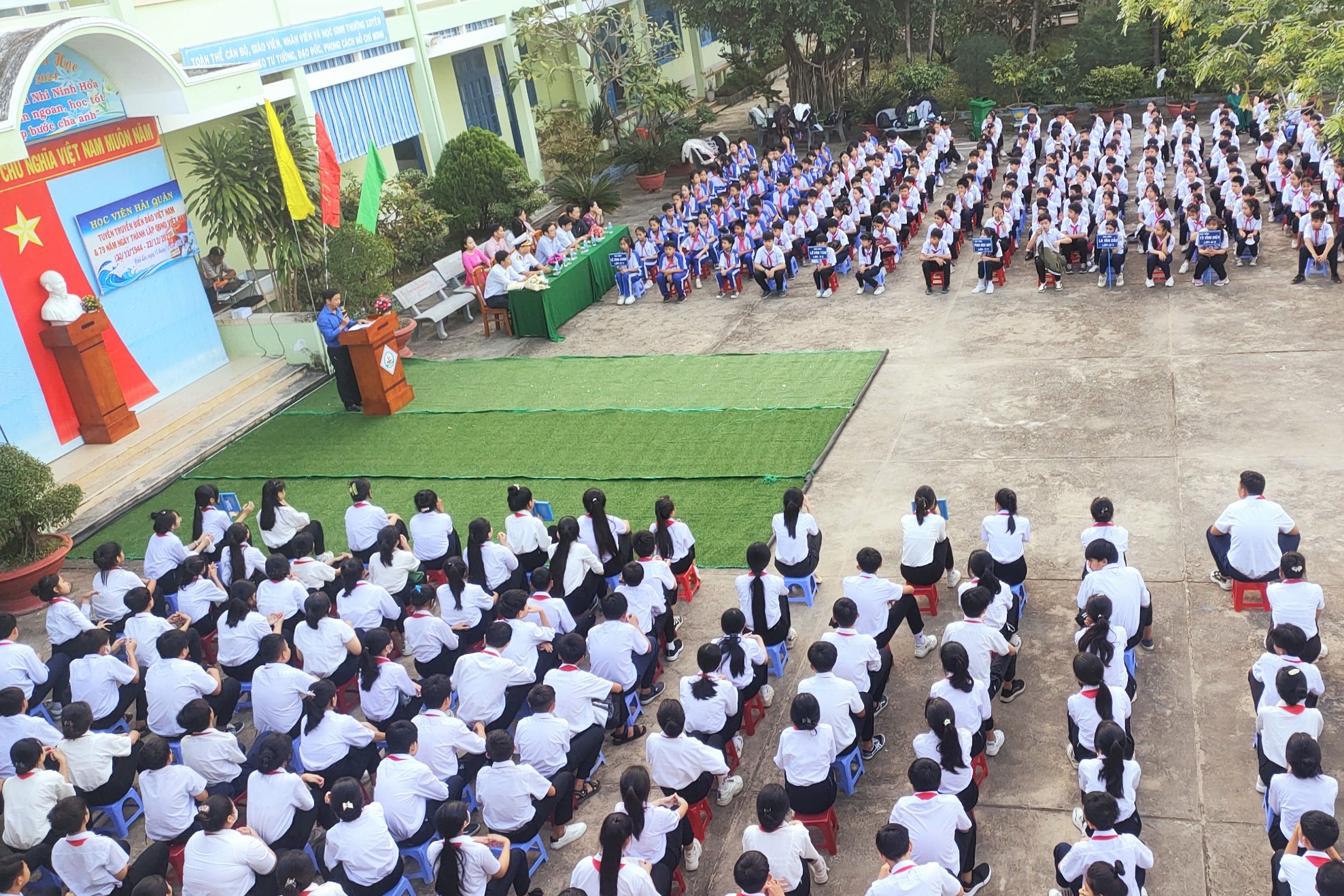 Học viện Hải quân:: Tuyên truyền về biển, đảo cho gần 500 học sinh, giáo viên Trường THCS Lê Thánh Tông