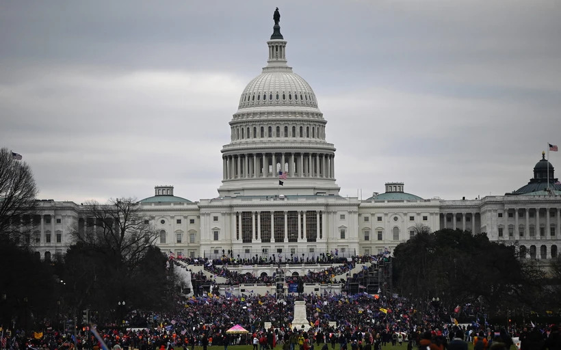 Người biểu tình tập trung tại khu vực tòa nhà Quốc hội Mỹ ở Washington, DC ngày 6/1/2021. (Ảnh: AFP/TTXVN)
