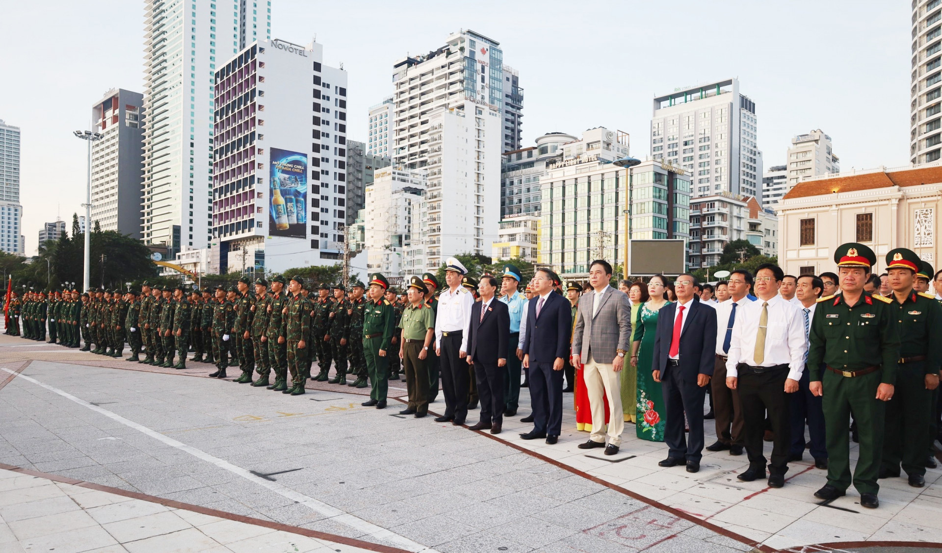 Các đại biểu tham dự Lễ chào cờ.