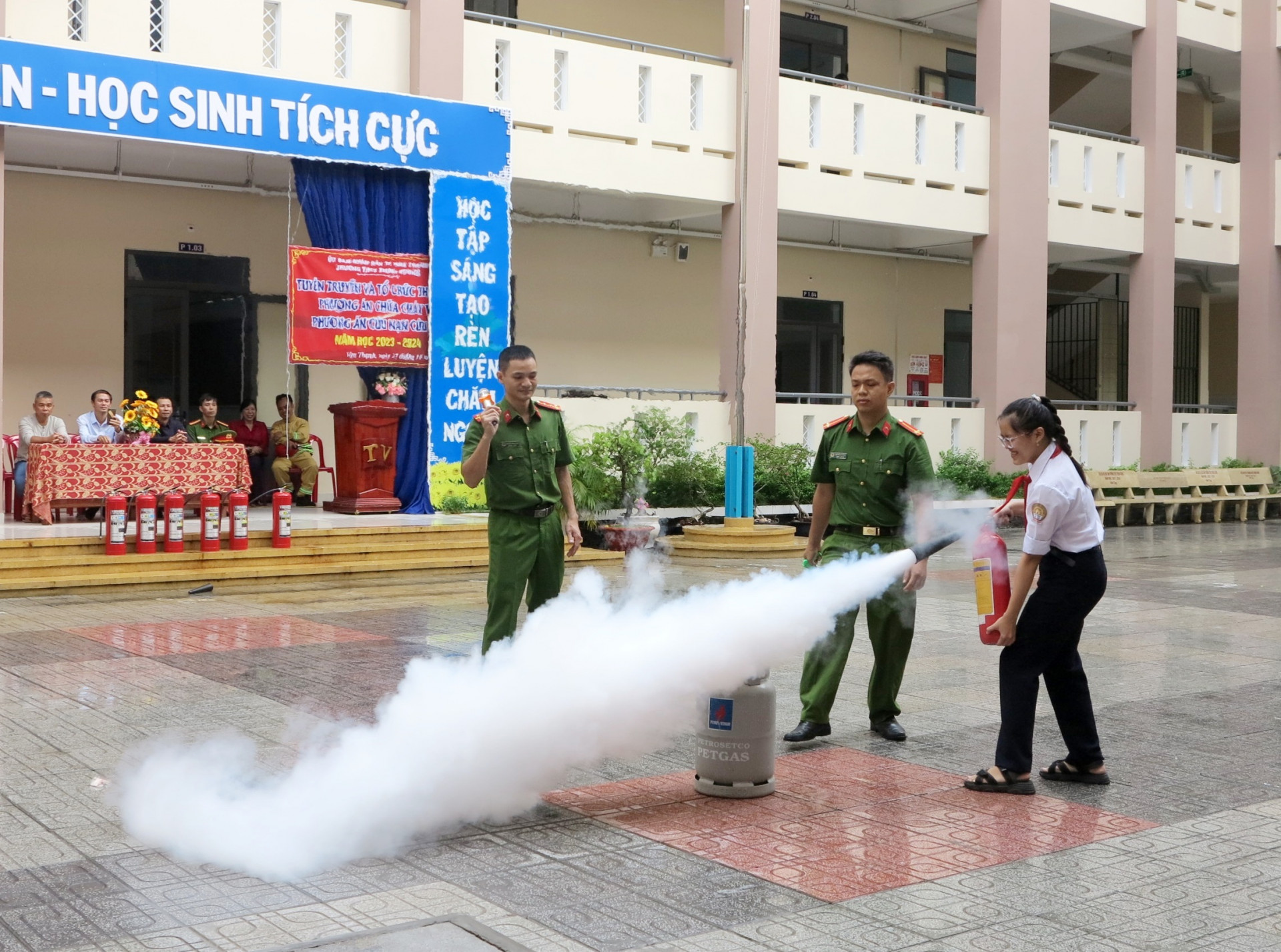 Học sinh Trường THCS Trưng Vương (TP. Nha Trang) thực hành kỹ năng sử dụng bình chữa cháy. 