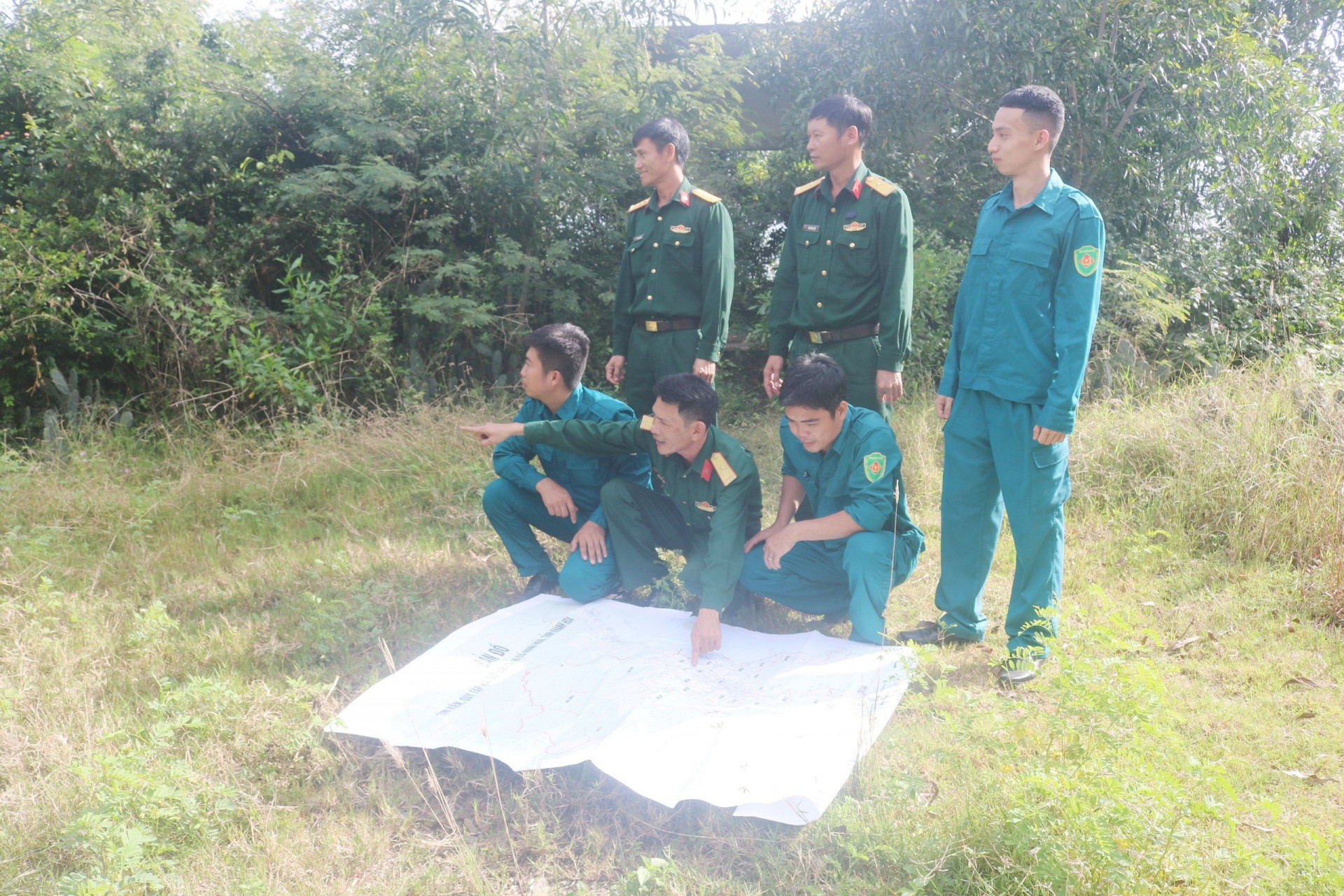 Ban CHQS thị xã xác định tọa độ khu vực địa bàn có thông tin mộ liệt sĩ.

