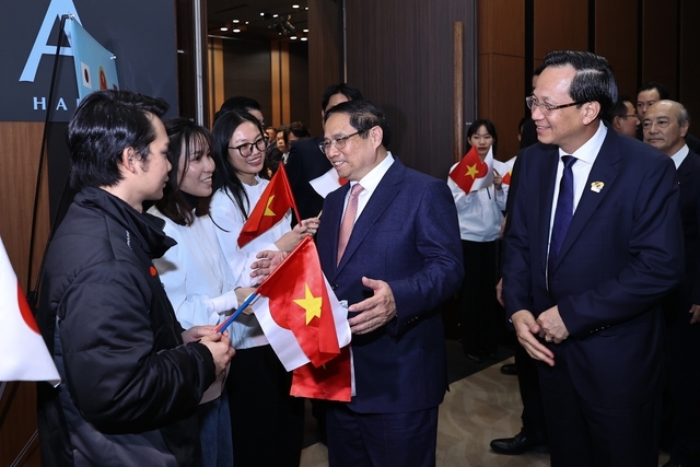 Thủ tướng trao đổi với các thực tập sinh, lao động người Việt Nam đang làm việc và học tập tại Nhật Bản trước khi dự Diễn đàn hợp tác lao động Việt Nam-Nhật Bản - Ảnh: VGP/Nhật Bắc
