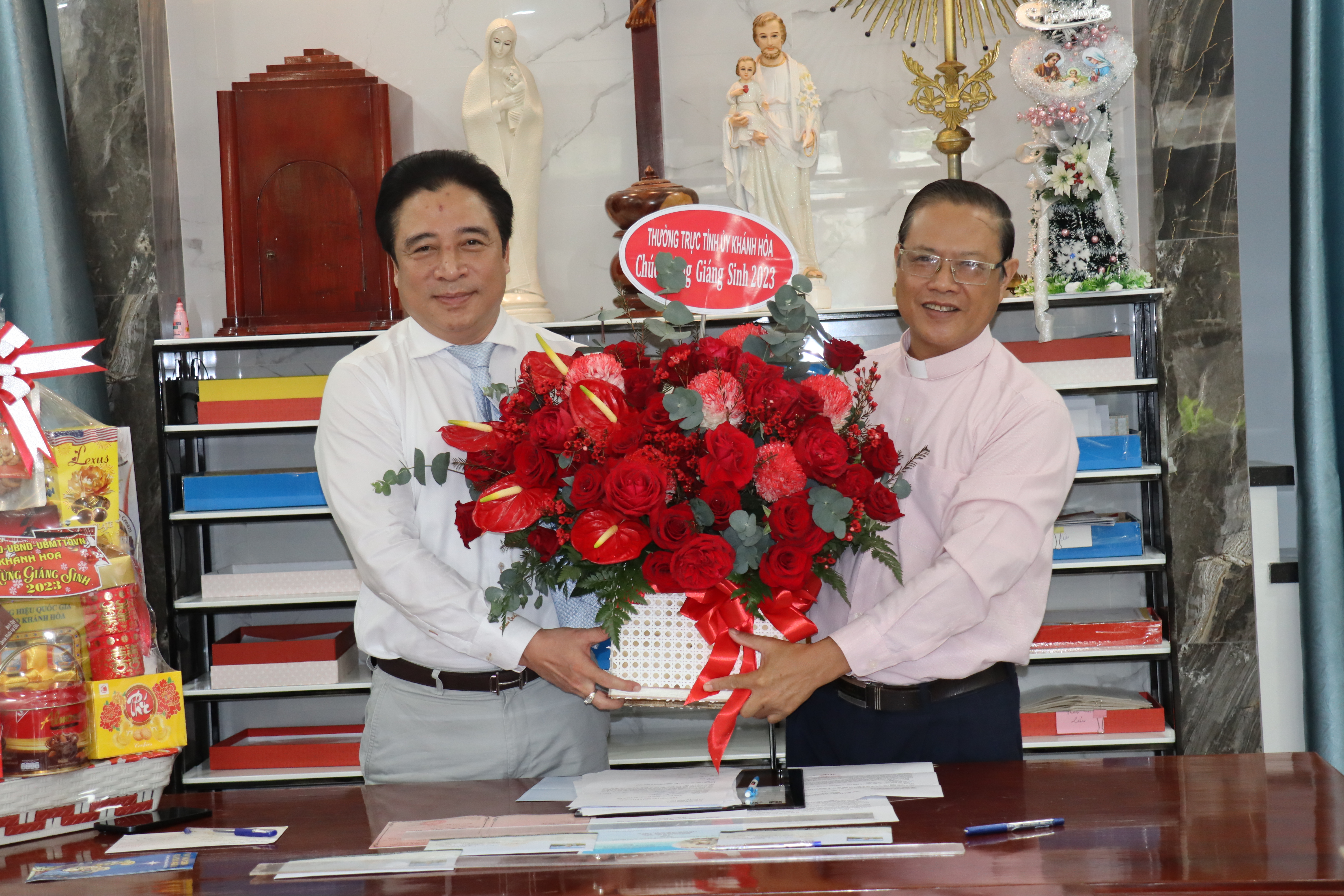 Phó Bí thư Thường trực Tỉnh ủy Nguyễn Khắc Toàn thăm Giáo xứ Thanh Hải