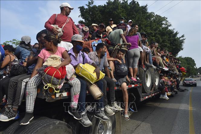 Người di cư di chuyển tới Nuevo Morelos, bang Veracruz, Mexico, trong hành trình tới Mỹ. Ảnh: AFP/TTXVN

