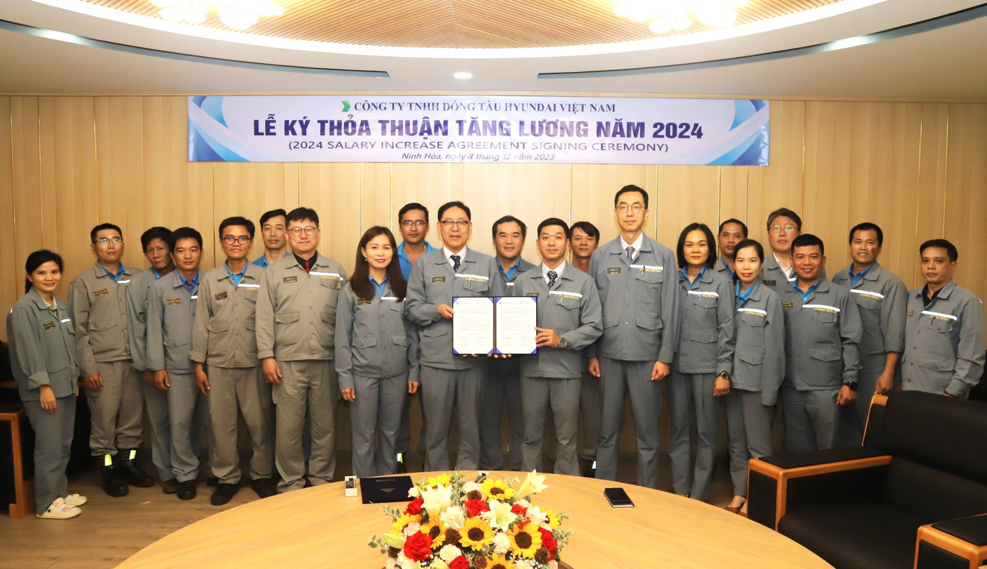 Ban Chấp hành Công đoàn cơ sở và lãnh đạo Công ty TNHH Đóng tàu Hyundai Việt Nam ký thỏa thuận tăng lương năm 2024 cho toàn thể người lao động. 