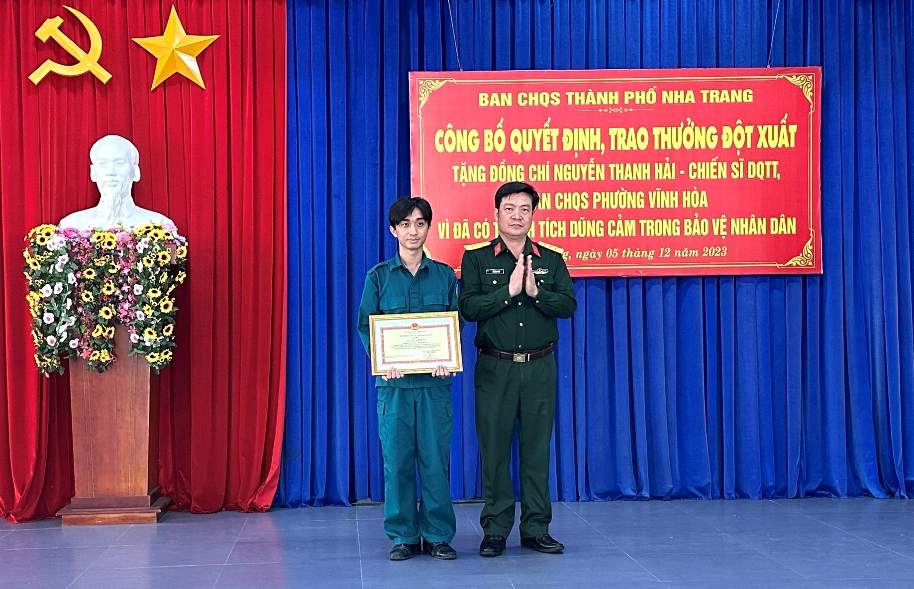 Lãnh đạo Ban CHQS TP. Nha Trang trao giấy khen cho ông Nguyễn Thanh Hải. 