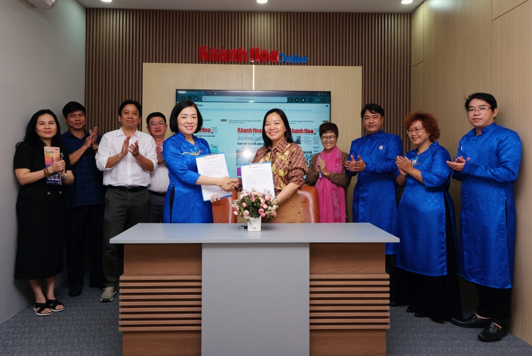 Leaderships of Khanh Hoa Newspaper and Khanh Hoa Culinary Culture Association at the signing ceremony

