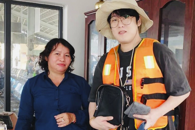 Chủ tịch UBND tỉnh Khánh Hòa:: Tặng Bằng khen cho 3 nhân viên Bến tàu Du lịch Nha Trang trả lại tài sản cho du khách