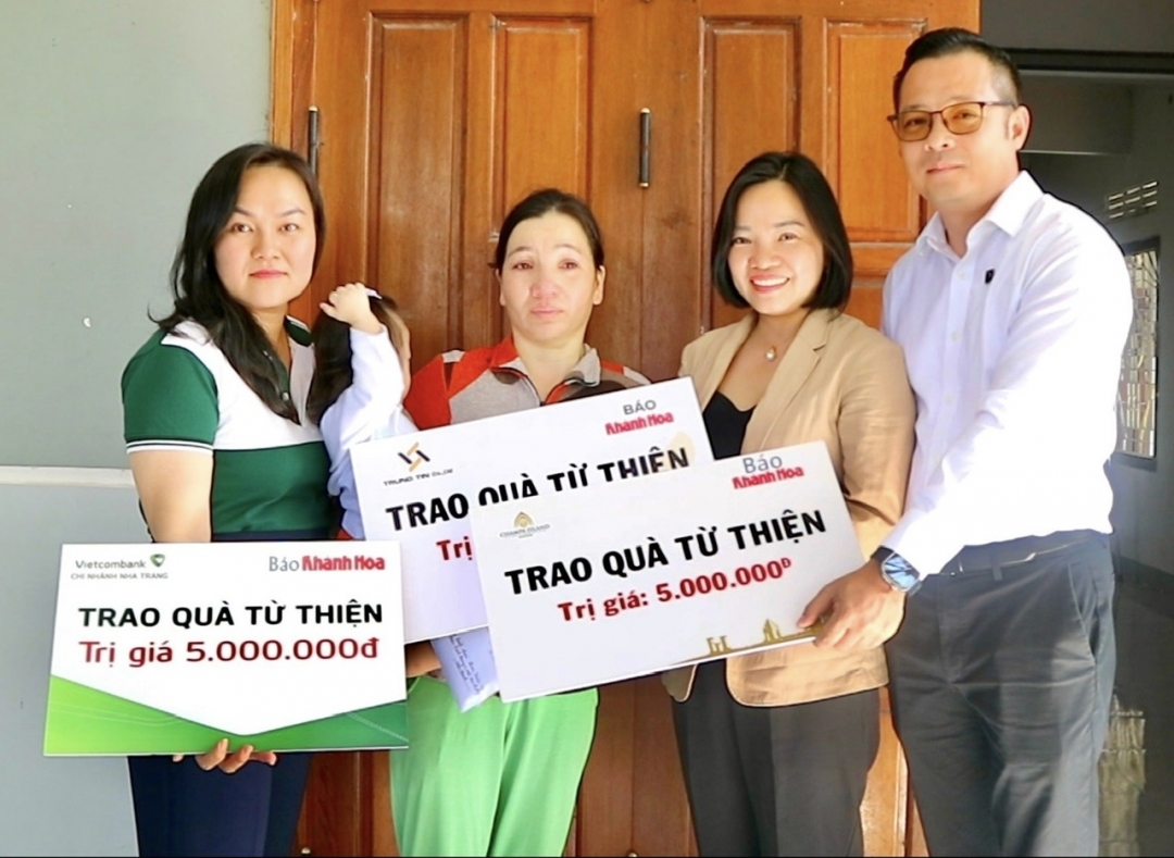 Thai Thi Le Hang, Editor-in-Chief of Khanh Hoa Newspaper, Nguyen Duy Vinh, General Director of Champagroup Investment Joint Stock Company - Champa Island Nha Trang and the representative of Vietcombank Nha Trang giving money to the family of Phan Trieu Vy

