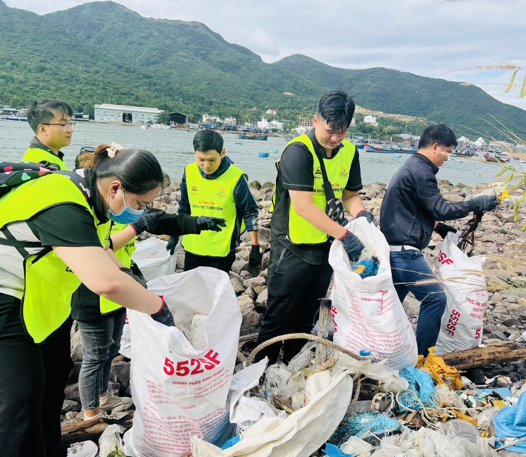 Sinh viên Trường Đại học Khánh Hòa tham gia thu gom rác thải ở bờ biển sát Khu đô thị An Viên

