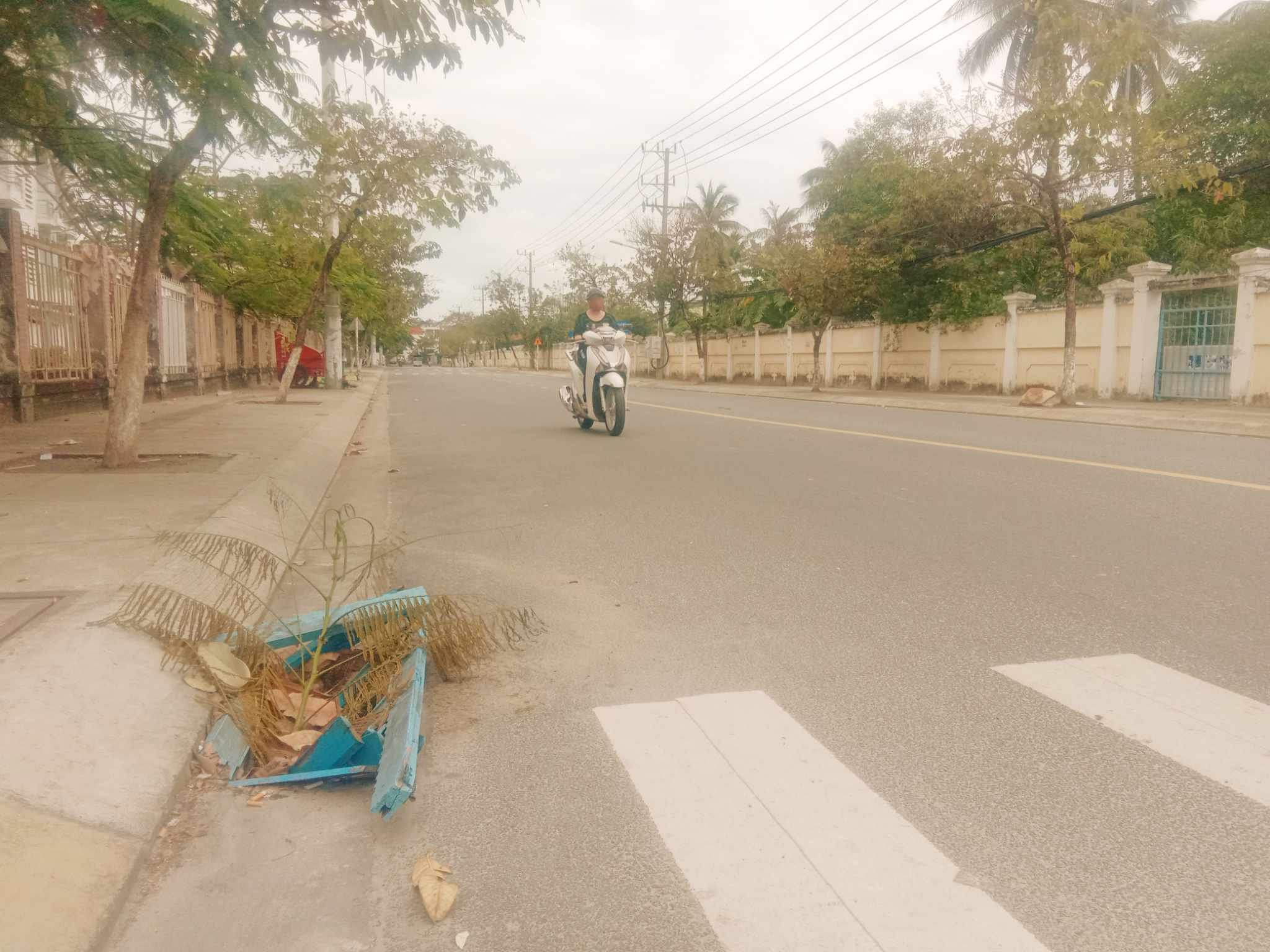 Cần làm lại nắp chắn rác