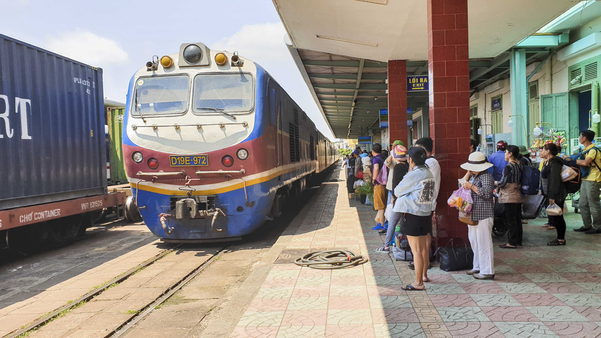 Khách đi tàu tại ga Nha Trang.