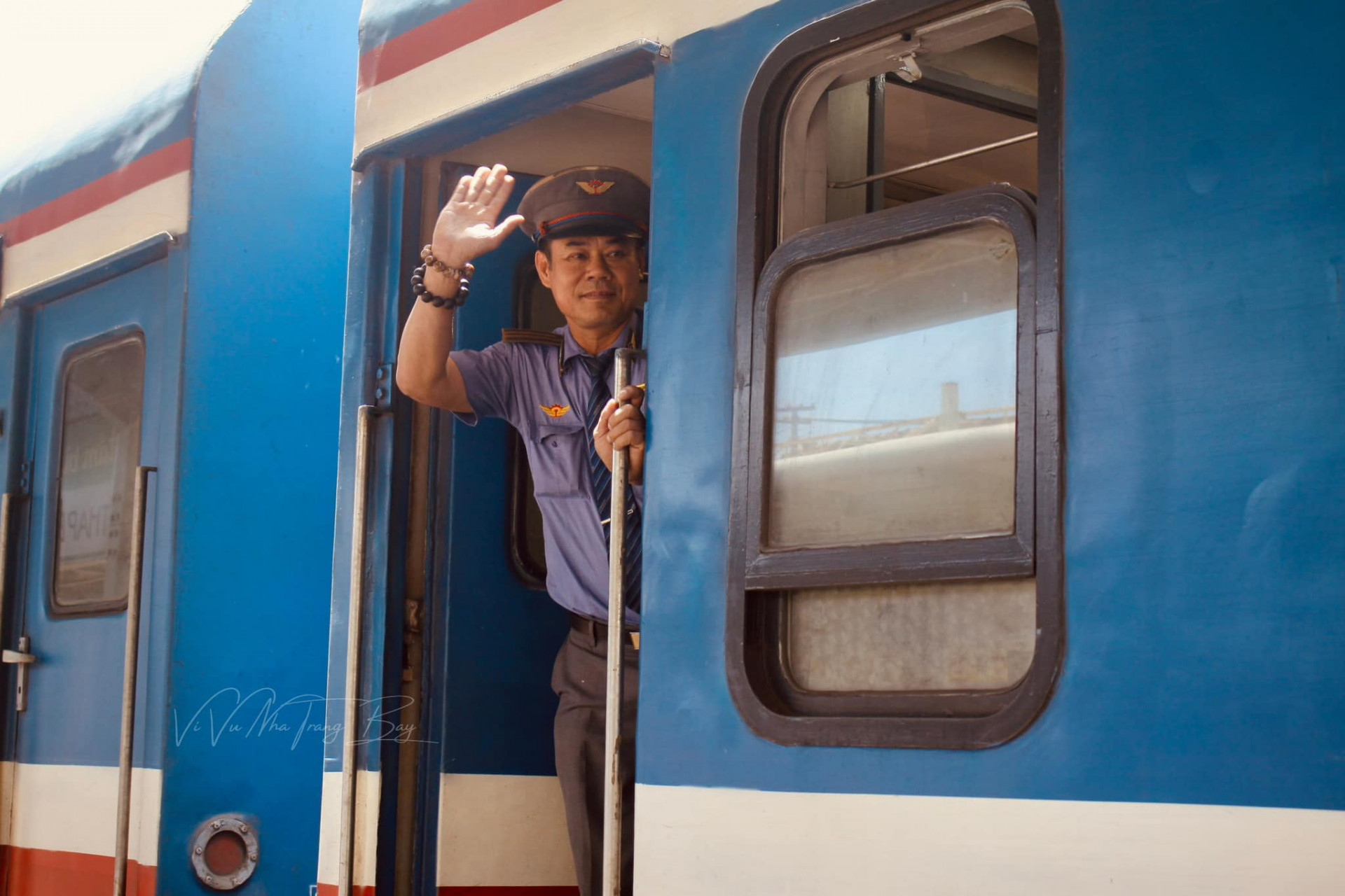 Người phục vụ hành khách trên chuyến tàu qua TP. Nha Trang.