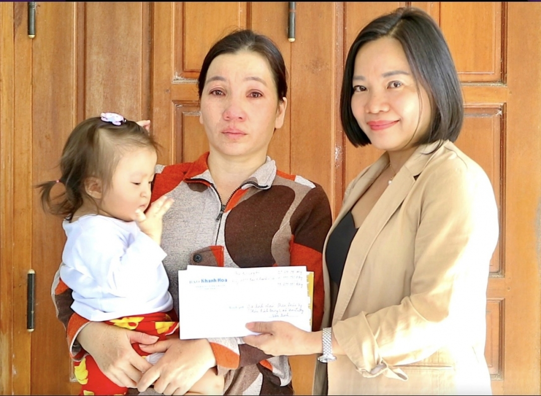 Thai Thi Le Hang, Editor-in-Chief of Khanh Hoa Newspaper giving money donated by the readers to the family of Phan Trieu Vy

