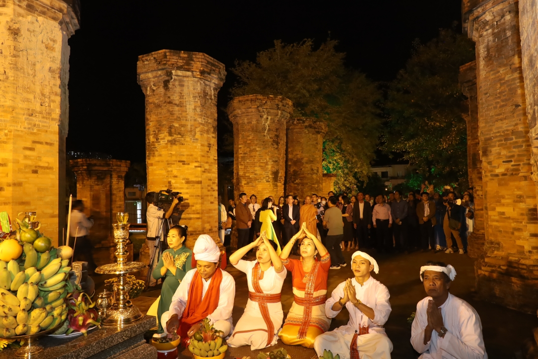 Cham people performing worshipping ritual to the Holy Mother

