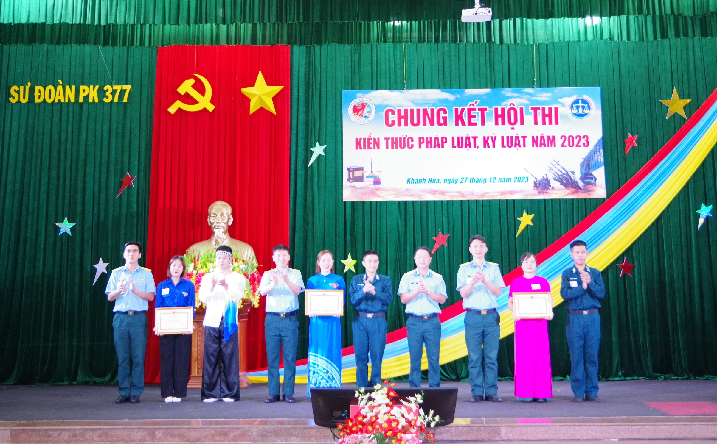 Ban tổ chức trao giải cho các đội thi.