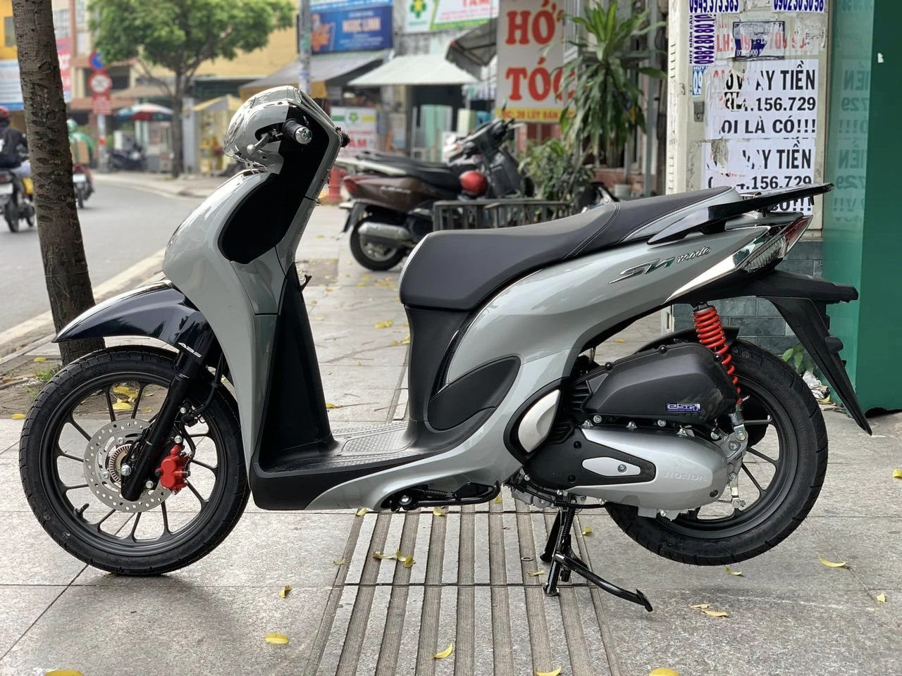 Honda SH Mode 125cc có các màu mới dịp cuối năm 2023, với giá bán đề xuất từ 63,9 triệu đồng (với VAT 8%).