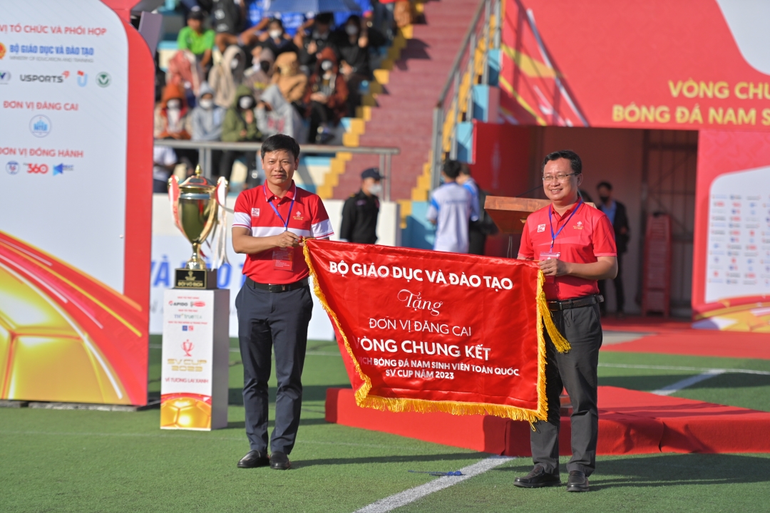 The leader of the Department of Physical Education - Ministry of Education and Training (left) presenting souvenir flag to Nha Trang University

