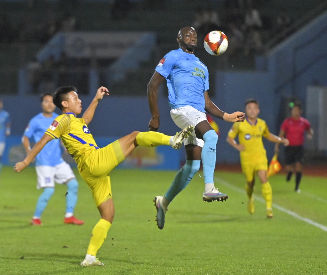 Khanh Hoa FC playing Song Lam Nghe An in round 8

