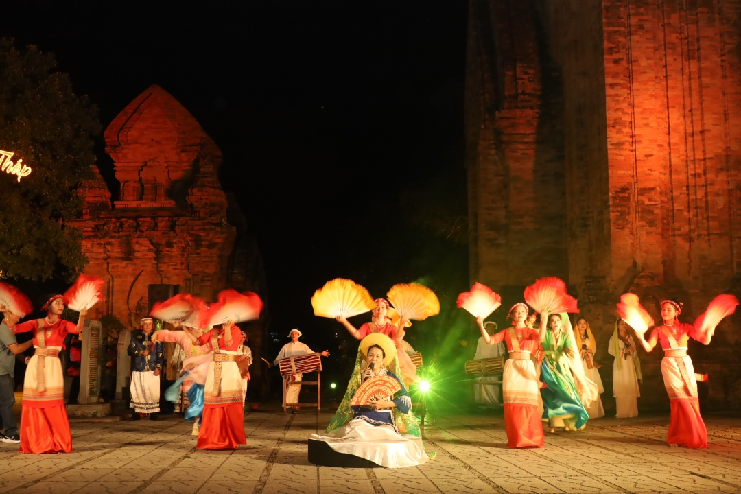 Art performance by Hai Dang Song and Dance Troupe and Cham artists 
