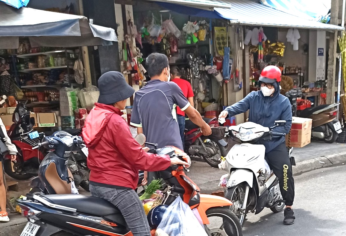 Một người có hành vi lang thang, xin tiền của người dân tại khu vực chợ Xóm Mới.