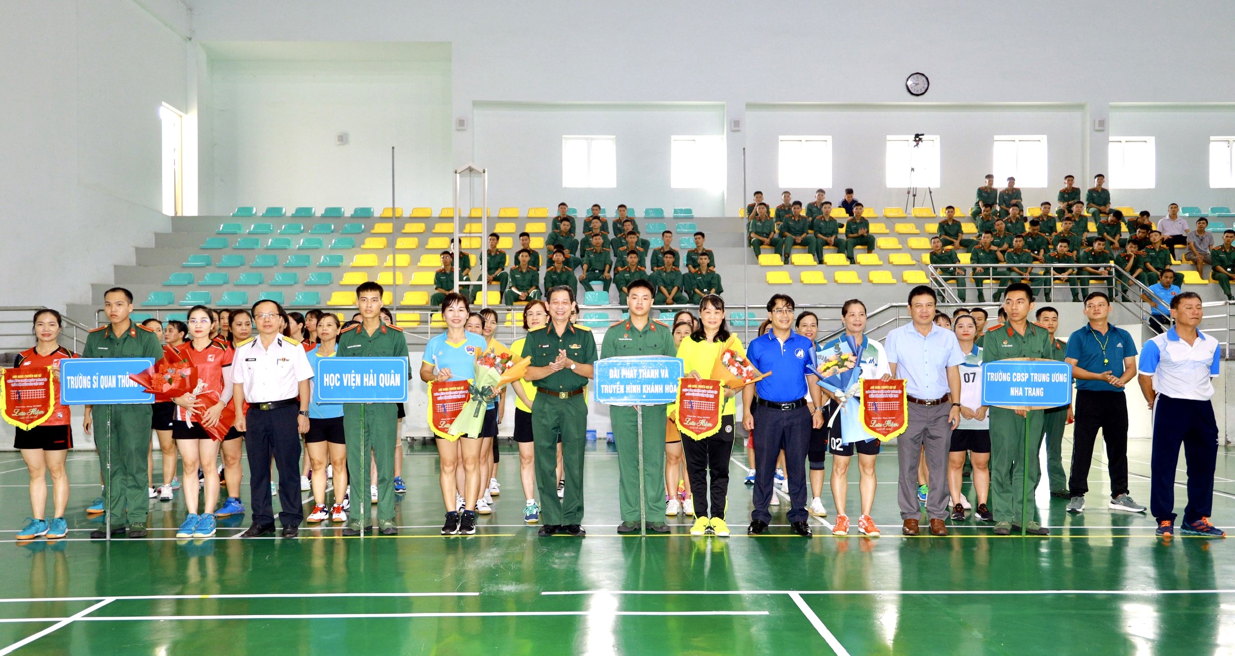 Giao lưu bóng chuyền hơi nữ chào mừng kỷ niệm 79 năm Ngày Thành lập Quân đội Nhân dân Việt Nam