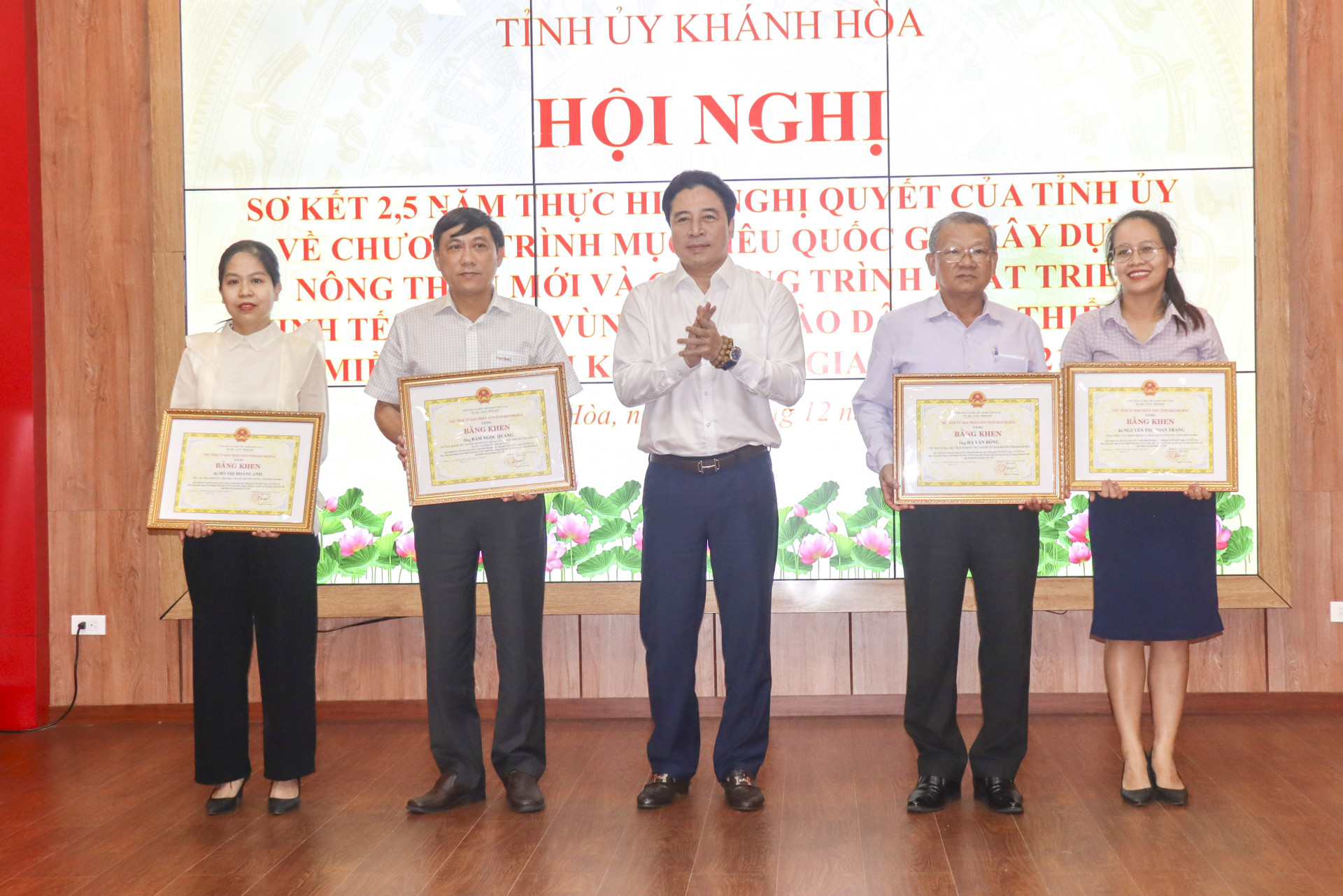 Đồng chí Nguyễn Khắc Toàn trao bằng khen của UBND tỉnh cho các cá nhân đạt thành tích xuất sắc trong thực hiện Nghị quyết số 08.
