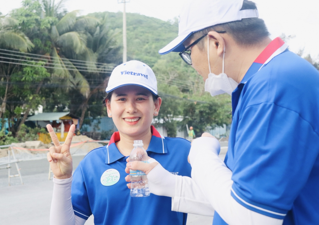 Female runner of Vietravel – Nha Trang Branch is happy after finishing the race

