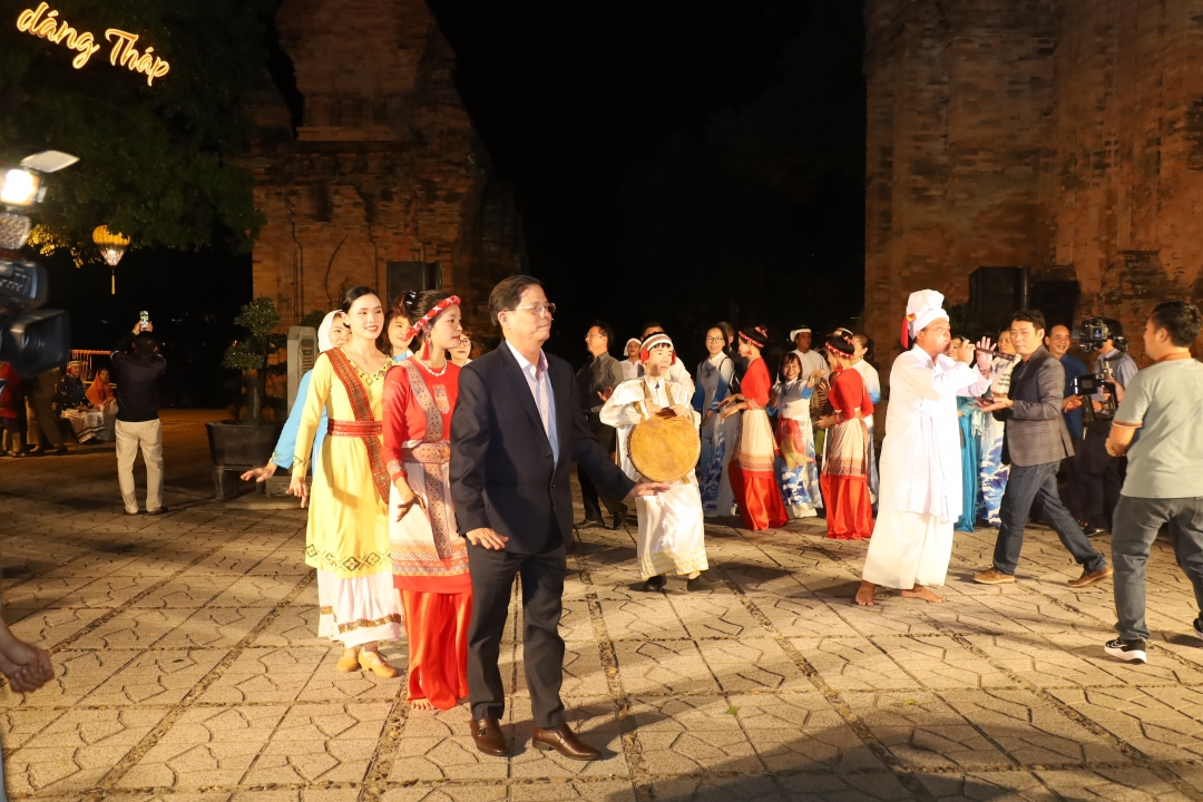 Nguyen Tan Tuan performing Cham dances

