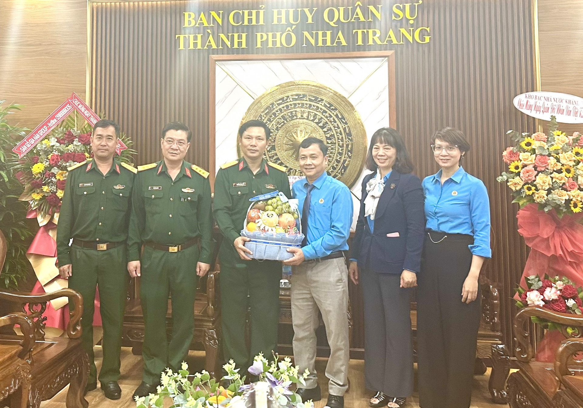 Lãnh đạo Liên đoàn Lao động tỉnh thăm, tặng quà chúc mừng Ban Chỉ huy Quân sự TP. Nha Trang.